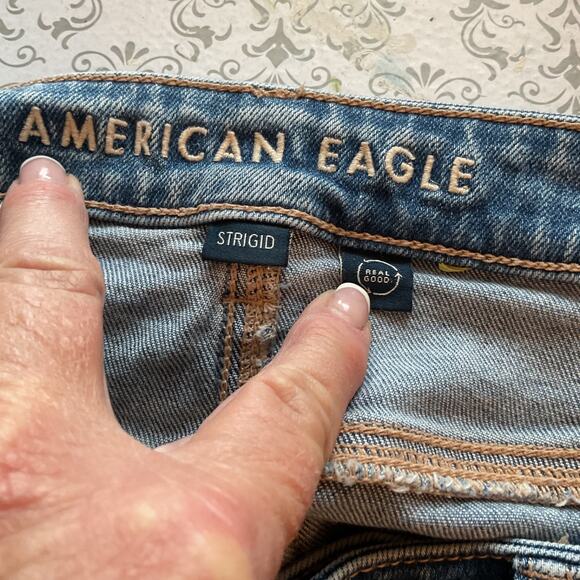 AMERICAN EAGLE Strigid Light Wash Distressed Jeans 2 Short - Picture 3 of 6